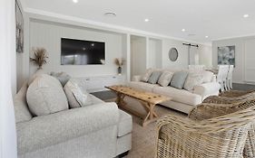4 Bedroom Home With Theatre Room, Close To Cbd And Beaches.